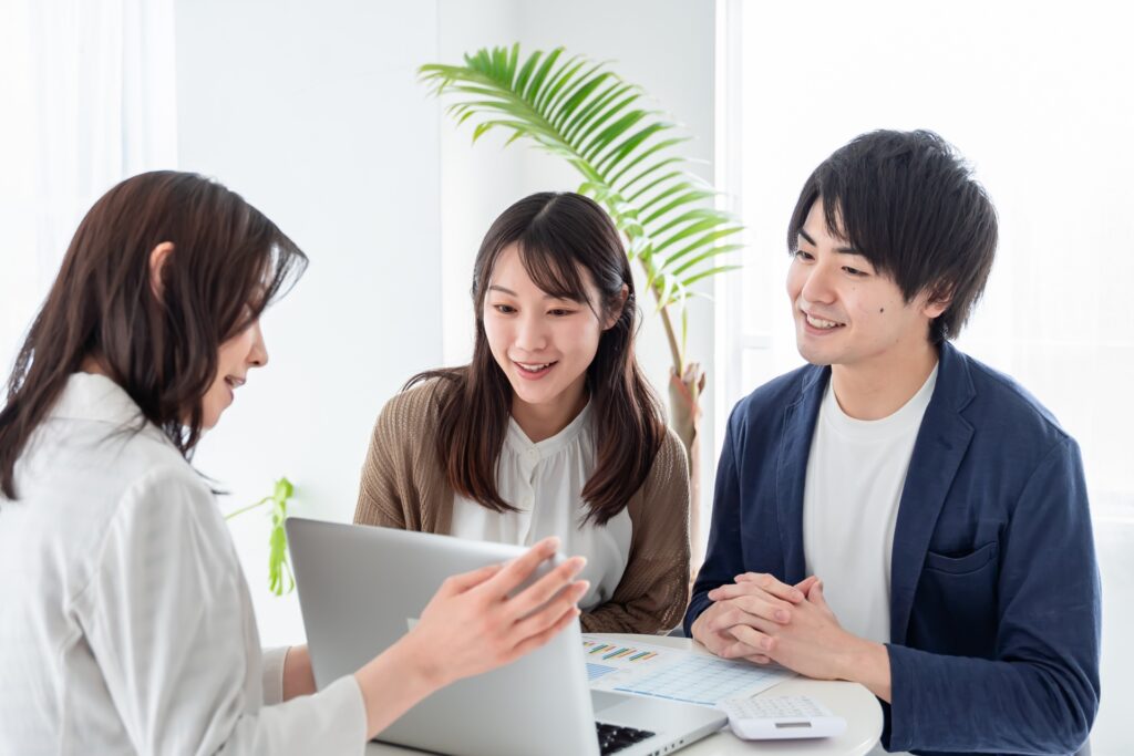 相談する夫婦