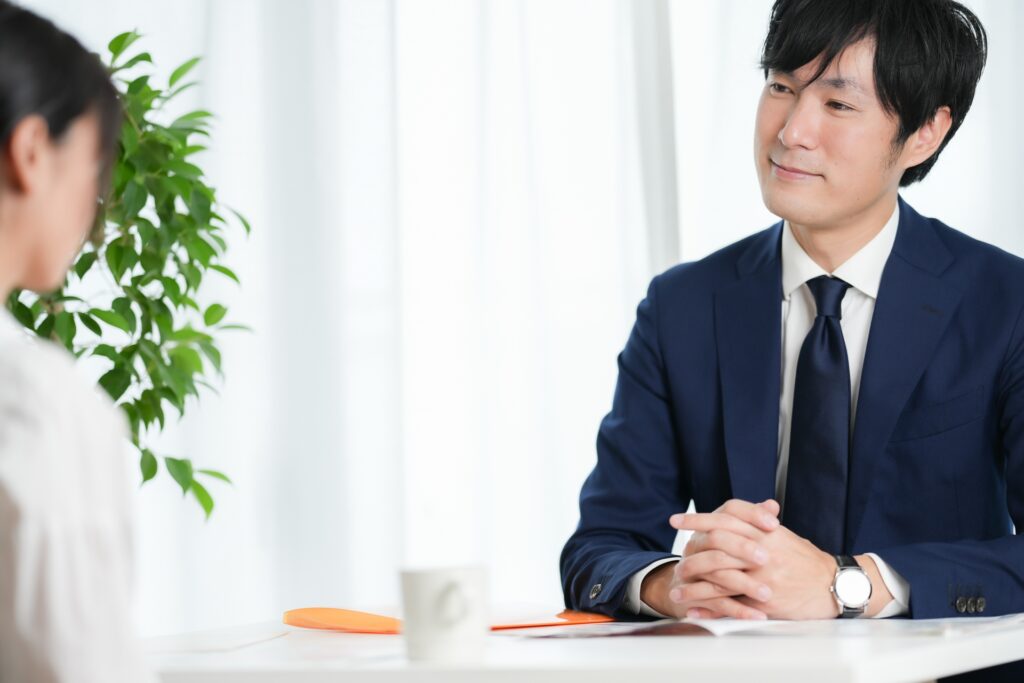 顧客の話を聞く営業マン