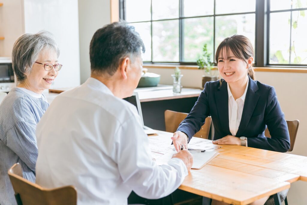 笑顔で案内する女性スタッフ