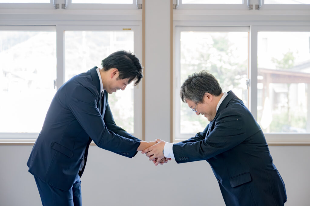 握手を交わすビジネスマン