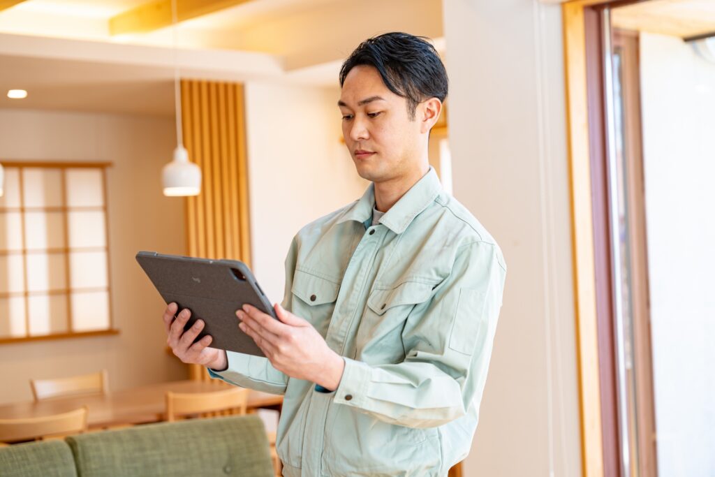 家をチェックする不動産職員