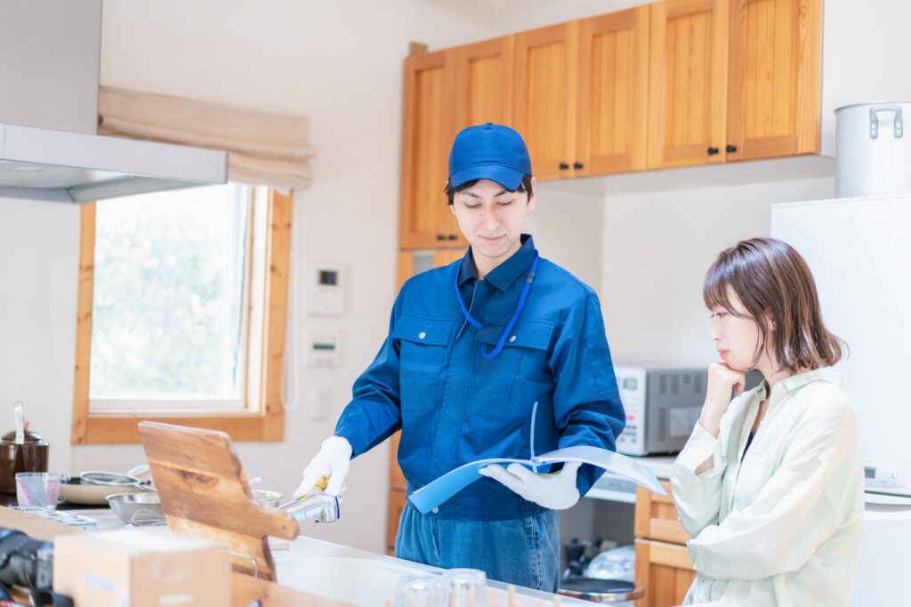 作業員とキッチンを確認する女性