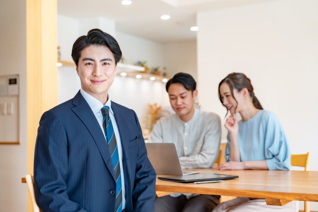 相談中の夫婦と営業マン