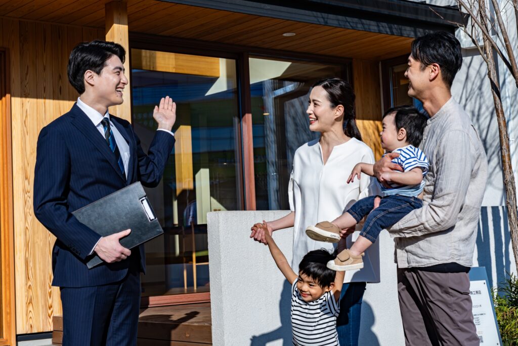 家を案内する営業マン