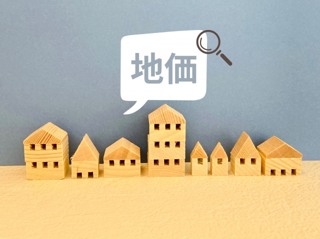家の模型と地価の文字列