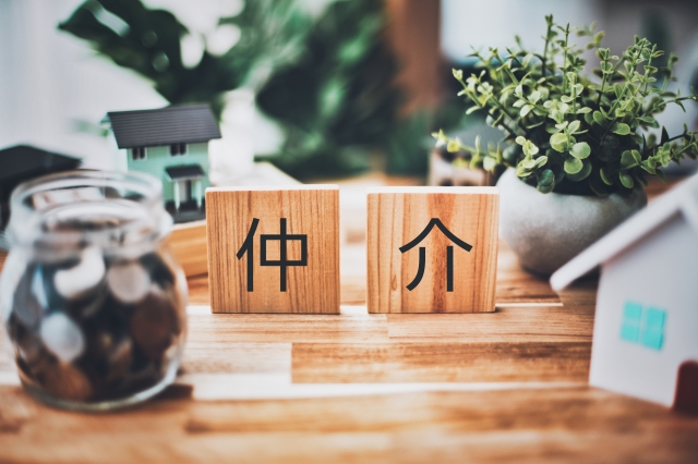 仲介が書かれた木材