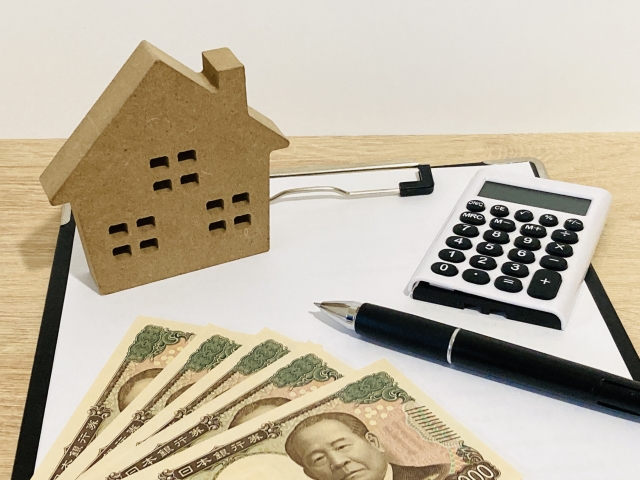 家の模型とお金と計算機