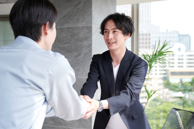 握手をする男性
