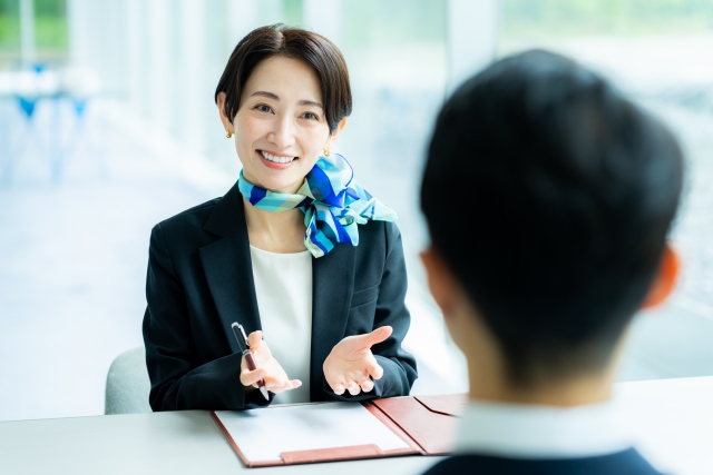 顧客と話す女性スタッフ
