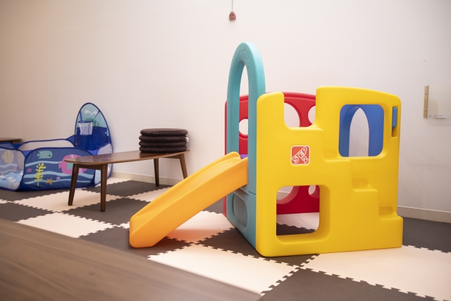 子ども用滑り台がおかれたキッズスペース